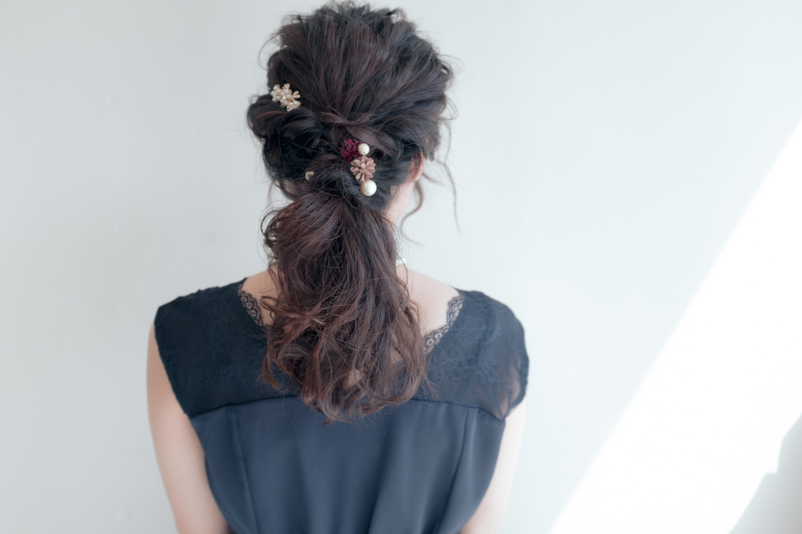 結婚式参列の髪型は？ボブ・ロングetc.長さ別にヘアアレンジを紹介ゼクシィ