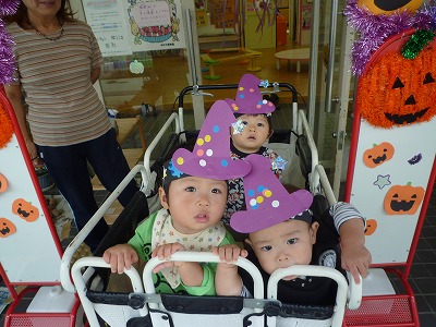 🦖ちびっこ恐竜🦖〜帽子編〜 恐竜の目を子どもたちに貼ってもらうことで、いろんな表情のかわいい恐竜が生まれました🦖🥚 ハロウィン当日が今から楽しみです🎃帽子の作り方も載せているので、ぜひ参考にしてください♪🍀茨木市 spオーク保育園 ハロウィン仮装