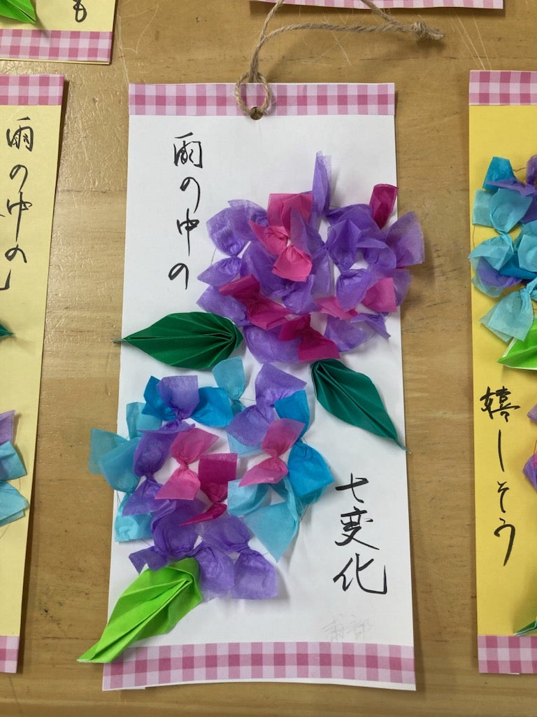 こんにちは♪ デイサービスおあしすです🍀 6月のお持ち帰り作品製作「金魚鉢」を ご紹介いたします🏝️丸い金魚鉢のなかをぷかぷかと泳ぐ2匹の金魚たち🎶 風に揺られるとうごくなんとも可愛らしい作品です😍 また、先週土曜日は折り紙教室も開催🎶黄色のフレッシュな