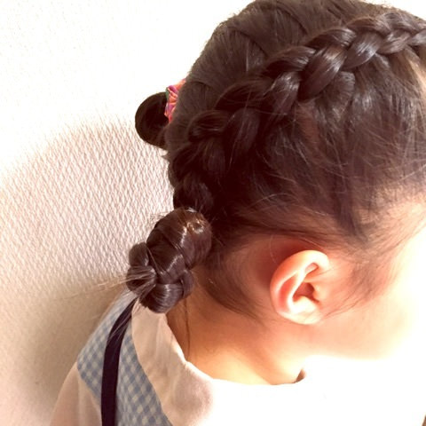 本日のヘアアレンジ👧🏻 今日は 習い事 でした♬子供ヘアアレンジキッズヘアアレンジ簡単ヘアアレンジ ヘアアレンジhairarrangeボブヘアアレンジボブヘアツインテールアレンジヘアアレンジ好きな人と繋がりたいツインお団子お団子ヘア三つ編み