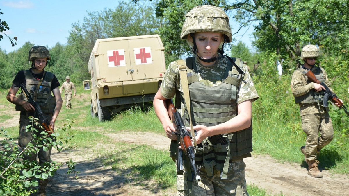 ウクライナで戦う約3万人の女性兵士たちの姿 SNSには笑顔で抱き合うグループ写真も 写真1デイリー新潮