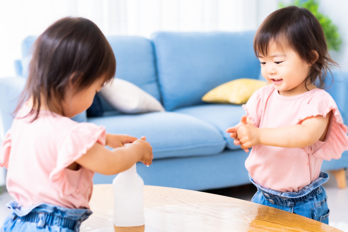 でんち 双子ちゃん女の子 一歳から二歳 お祝い着 出産祝い 名入れ ギフトセット スリーパー 双子 男の子 女の子 名前 刺繍入り 2枚ラッピング・カード 日本製 綿 Honey＆Mum -Honey ＆ Mum - プレゼント＆ギフトのギフトモール