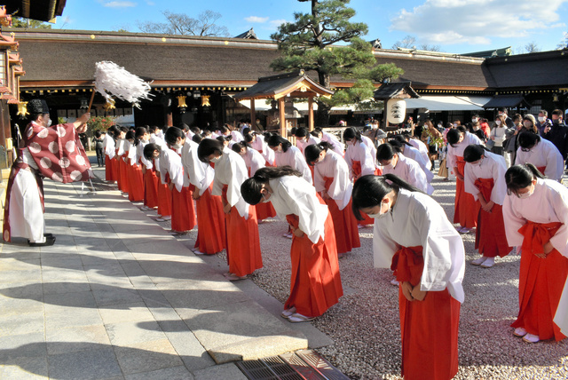 京都の神社 巫女さんの舞京都城南宮の梅が枝神楽