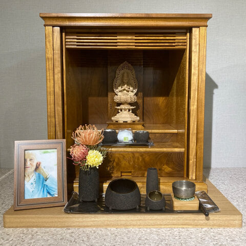 神棚とお仏壇は同じ部屋にどう置く？向きや上下左右の位置、注意点を解説お仏壇のはせがわ 公式