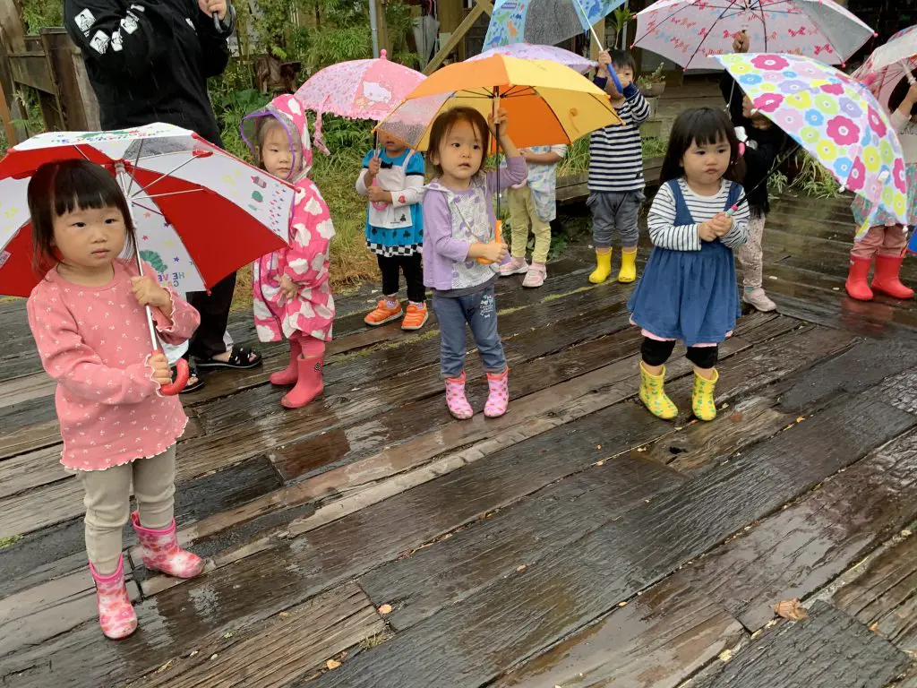 ２歳児室内遊び、運動遊び、おもちゃ手作り、風船！雨の日何しよう - YouTube