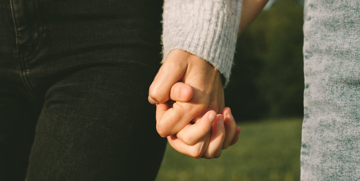 カップルが自然に手を繋ぐコツは？ タイミングと男女別おすすめの切り出し方「マイナビウーマン」