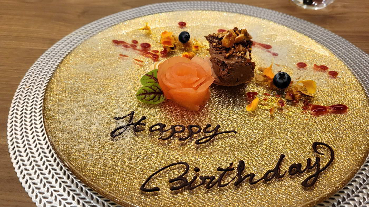 遅くなったけどお誕生日おめでとう」 「遅ればせながらお誕生日おめでとう」 バースデーカードやメッセージを送るのが遅くなってしまった時、 誕生日にハッピーバースデーと言うのを忘れてしまって後から言う時、英語ではどう言ったらいいでしょうか? 遅れて出す誕生日