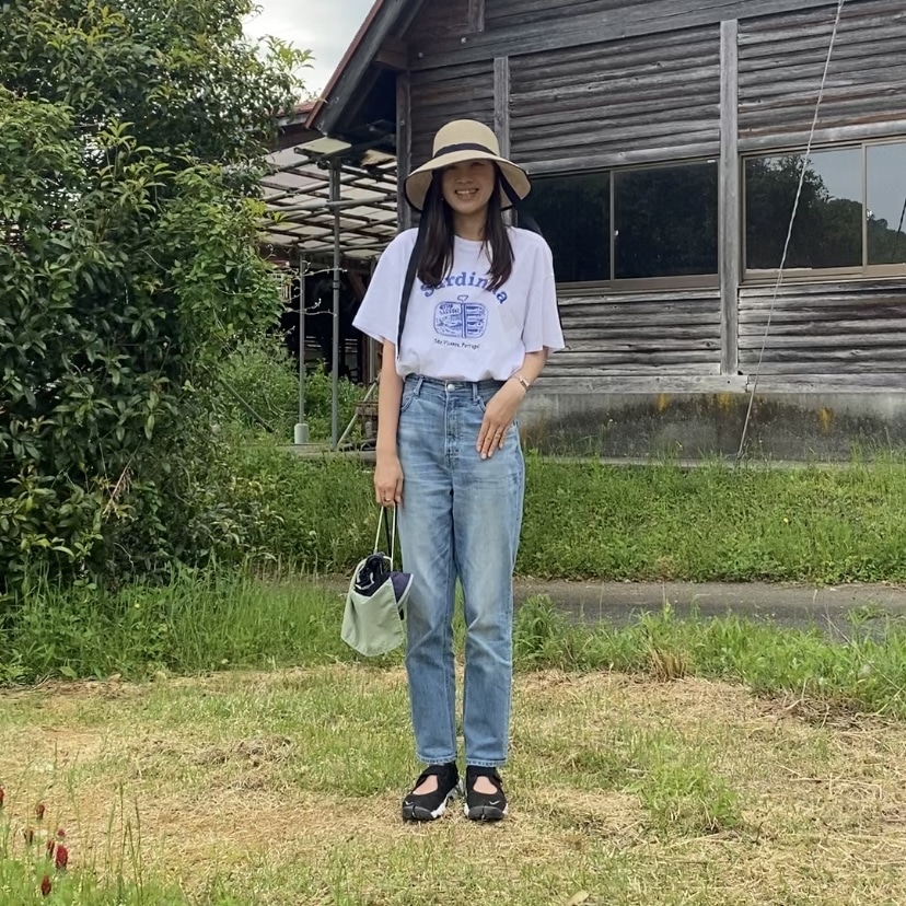 牧場デート👩🏼🌾✨ 着いて早々あったまるべく肉まんを貪りました。笑 ハイライトは最後の動画、羊の突進🐑🐏 メェ~~~この日のブラウンコーデ、特にボーダートップスのミニロンTがお気に入り♡ @vallan.jpVALLANVALLAN_2025ssVALLAN_2024aw