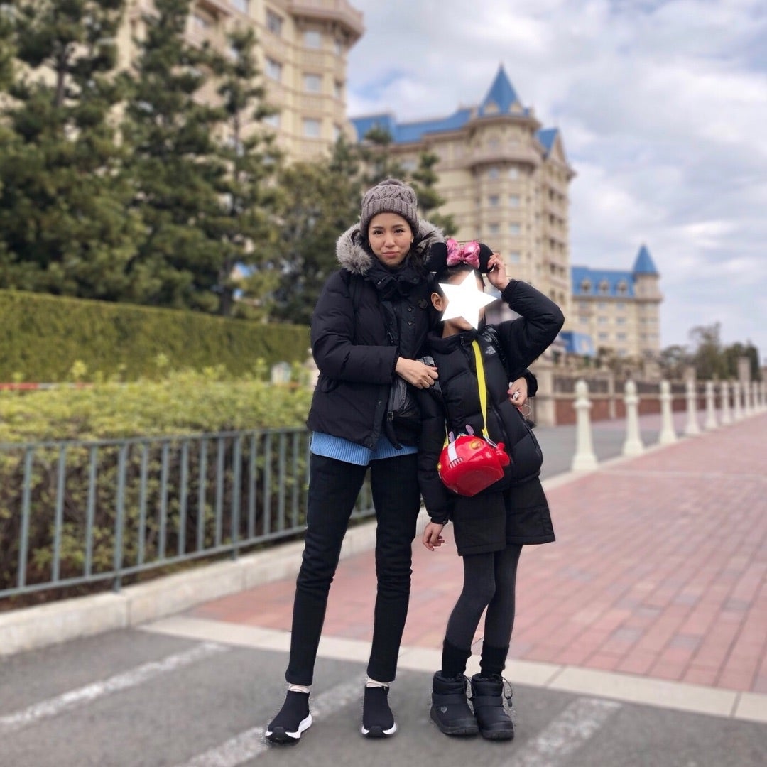 皇后雅子さま、冬のコートスタイルは「白」でエレガントに ディズニーリゾートへのご家族お出かけ姿も1 2女性セブンプラス