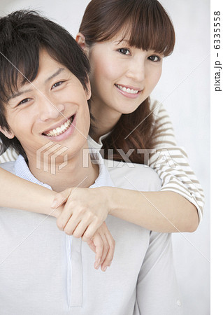 24,419 抱きつく 後ろから Stock Photos, High-Res Pictures, and Images - Getty Imagesおんぶ
