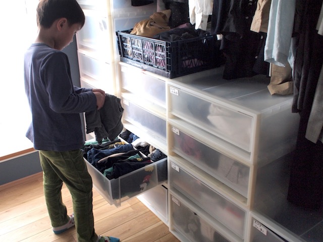 増える子ども服のごちゃごちゃを解消！子育て世代のための収納術&手放し方くまにちキャロット