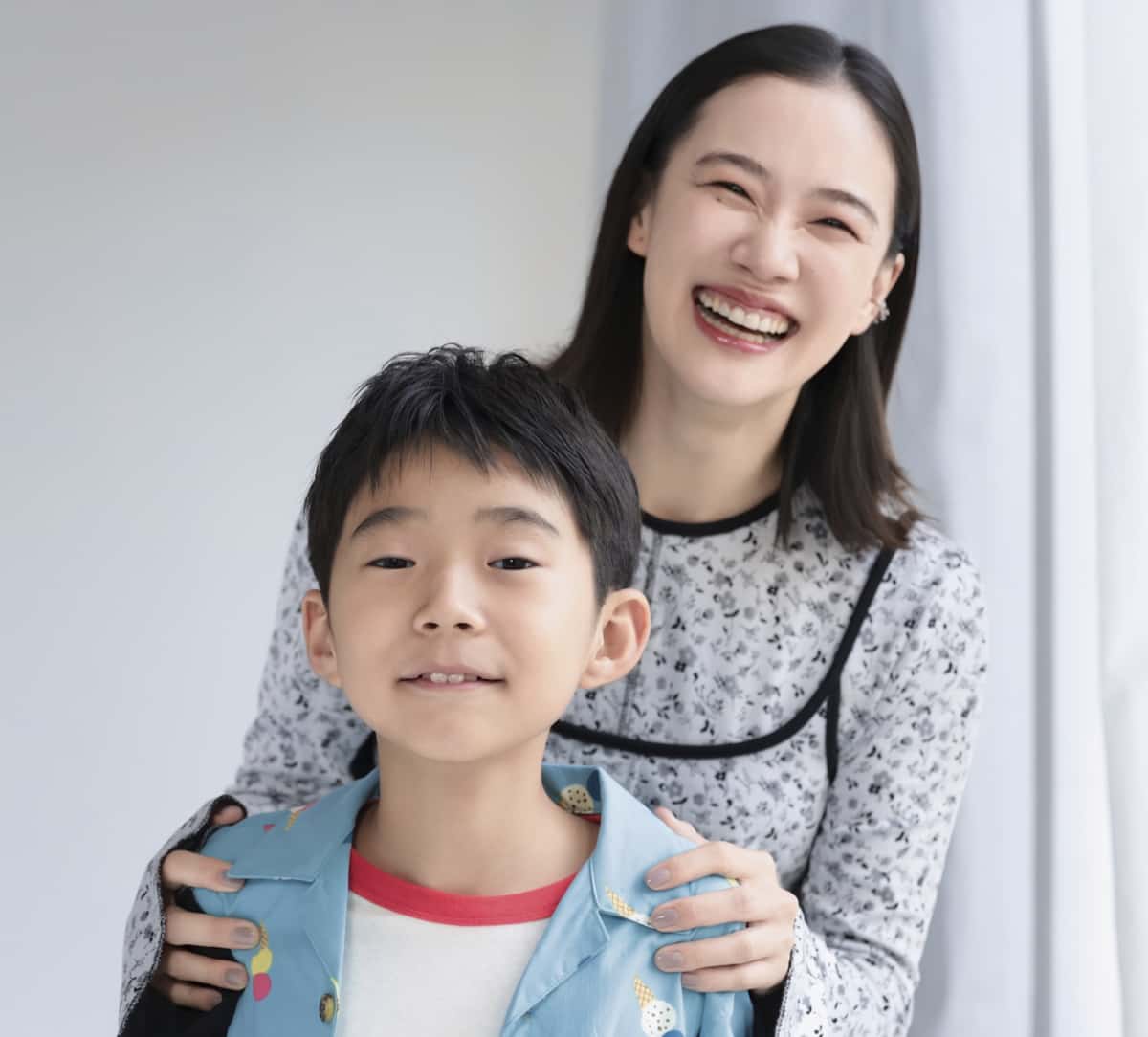 画像・写真18枚目 蒼井優 肩を組んでそば屋デート！妊娠までの山里亮太とのラブラブ支え合い現場女性自身