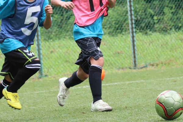 独身の親が幼い子供に予算の重要性を教え子どもを参加させることPremium AI生成ベクトル画像