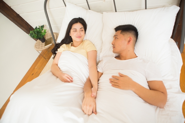 寝相占い カップルの深層心理・相性がわかる体勢とは？恋人との寝方を確認してみよう当たる占いならmarouge マルージュ 占い 無料お試し占いも