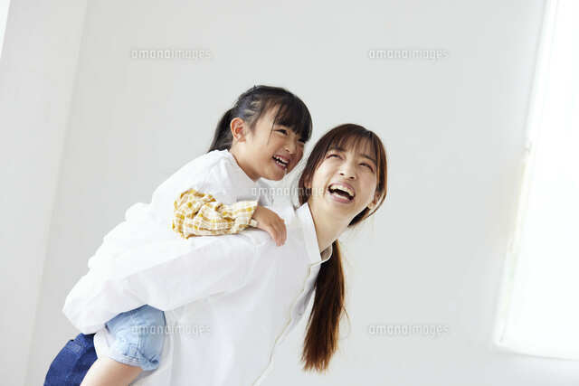 親子の会話 楽しそうに笑い合う姉妹イラスト・フリー素材なら「シンテリ」