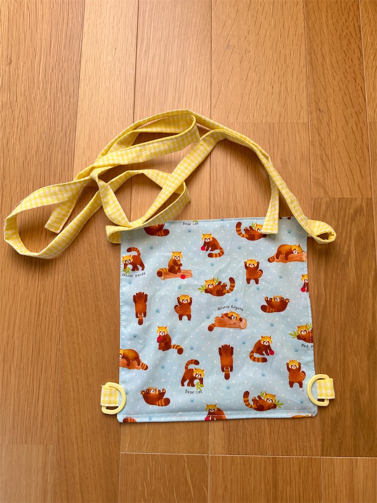 ✂️作ってみよう ステイホームの時間が増え、 何か新しいことにチャレンジしていますか？✨ 今回は「抱っこ紐」の作り方をご紹介🐿💕 子ども達のお世話遊びの世界が広がるかも👸保育園 保育士 遊び 手作りおもちゃ抱っこ紐 子育て お世話遊び コーナー保育