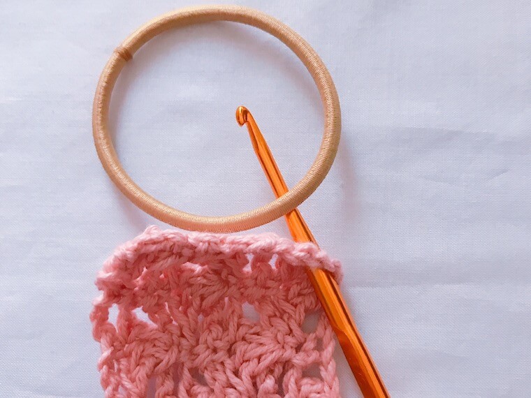 ベビーヘアバンド ベビー ヘアバンド ニット ベージュ ホワイト ピンク 手編み - メルカリ