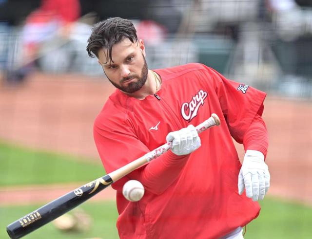 ケイティ・ペリー、オーランド・ブルームの元妻ミランダ・カーとレッドカーペットへVogue Japan