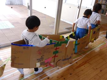 松屋町玩具問屋 まいど！タツヤブログです♪:ダンボール製新幹線で電車ごっこ、いかがです