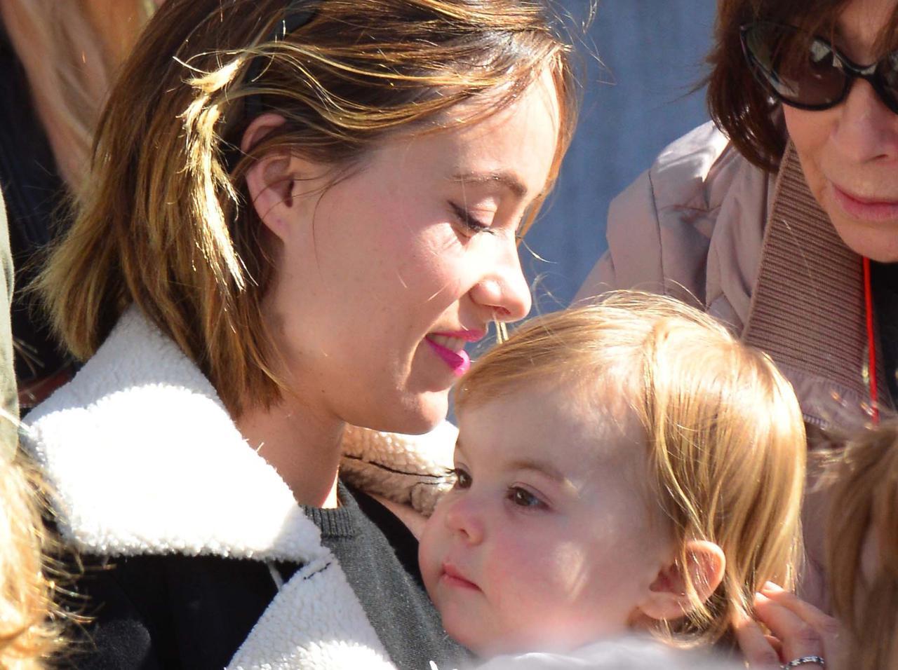 オリビア・ワイルドは、ロサンゼルスで元彼女のジェイソン・スデイキスとその子供たちと公園ピクニックのために合流するショートパンツをはいて、彼に暖かいハグと娘と踊っている。📷: @backgrid_usa usasales@backgrid.com バックグリッド