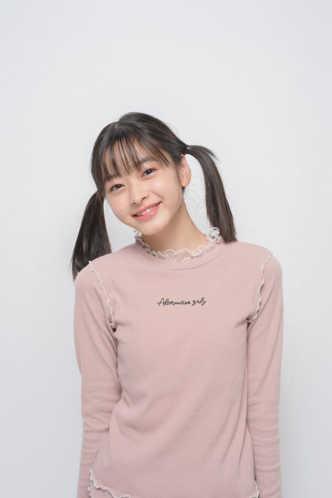 住宅の階段で座っている可愛い小学生の女の子の姿の写真素材90402431- PIXTA