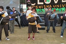 お姫様抱っこで男性が持ち上げられる体重はどのくらい？彼に負担をかけないコツも解説Smartlog