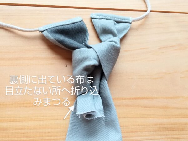 男女問わず使える！ハギレで作る 簡単ミニネクタイの作り方 How to make a small tie リバティ使用 ネクタイなのに小さいのがかわいい！手縫いで作るコサージュにも！ - YouTube
