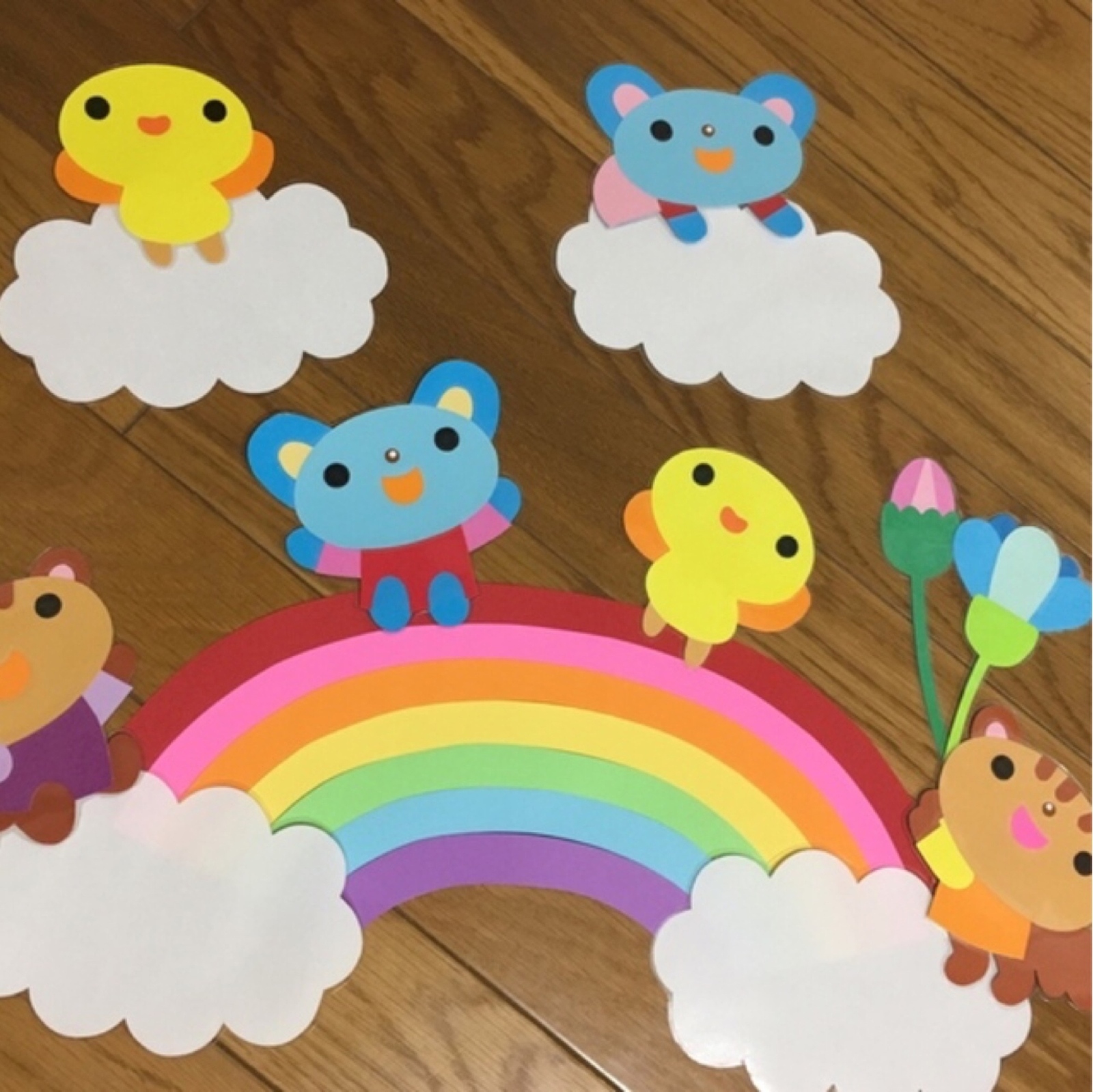 プカプカ風船に乗って🎈卒園おめでとう！』壁面かざり ＊ カラフルな風船に乗って、幼稚園や保育園を旅立ちます。おおきな虹もみんなの卒園をお祝いしているようですね🎀スズランテープは半透明で色鮮やかなので虹の表現にピッタリです🌈 ＊ 「かわいい壁面12か月