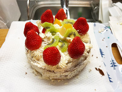 昨日のクリスマス当日はお腹いっぱいすぎて作る気になれなかったクリスマスケーキを作りました✩.*˚ワチャワチャワチャワチャ、相変わらず騒がしいおふたりさん🤣 楽しく作れて何よりやねー❁⃘*.ﾟクリスマスケーキデコレーションおまかせ子どもの手作り