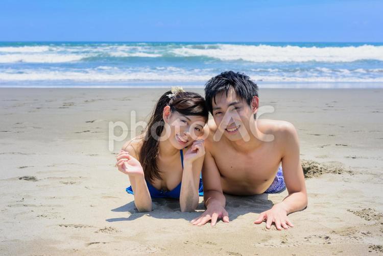 カメラ目線でポーズをとる若いカップル 写真素材5642301- フォトライブラリー photolibrary