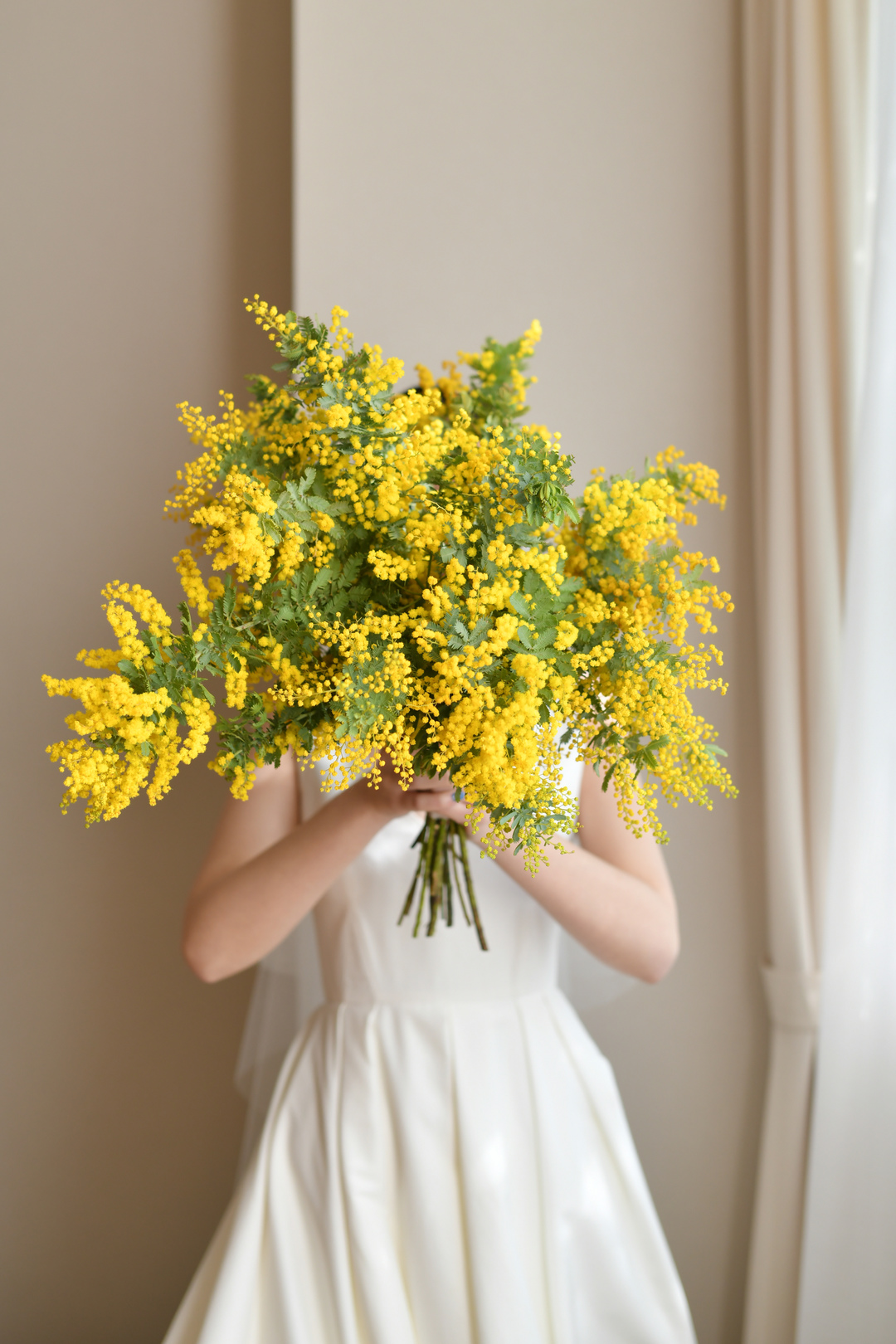 ブーケからカクテル、会場まで。鮮やかで優しいミモザのウエディングVogue Japan