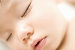 澄んだブルーの瞳の赤ちゃんの綺麗な写真商用フリーの無料画像素材