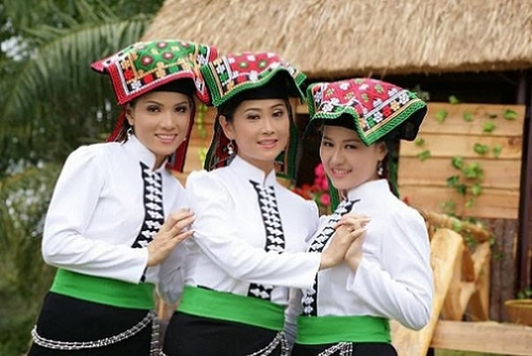 男が女をムチで打つ！！衝撃的なハマル族の成人の儀式。 - 世界ぽろり旅