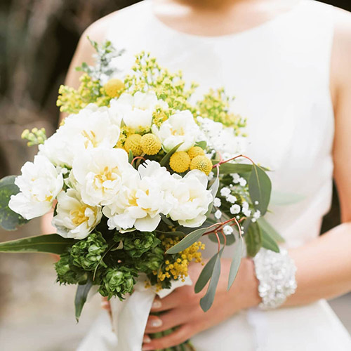 行先が決まりました ミモザ ブーケ ウェディングブーケ ブートニア付き ウェディング