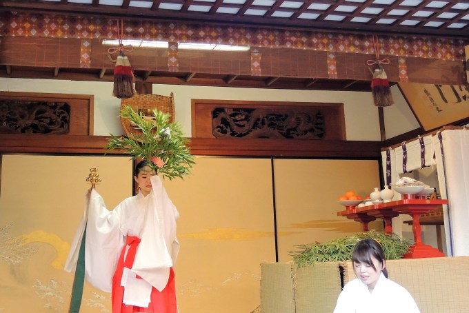 Amazon.co.jp:KYUUCOS巫女装束 レディース S M L F 巫女服 日本製 ちはや 白衣 袴 京都 神社 神職 神事 :ファッション
