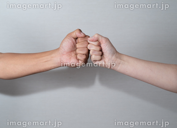 1,117 グータッチ Stock Videos, Footage, & 4K Video Clips - Getty Imagesハイタッチ,Touching fist