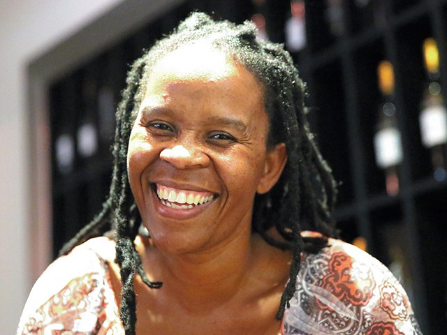 アフリカ系アメリカ人の黒人女性に結婚を提案している白人の男の写真素材・画像素材 Image 12102076