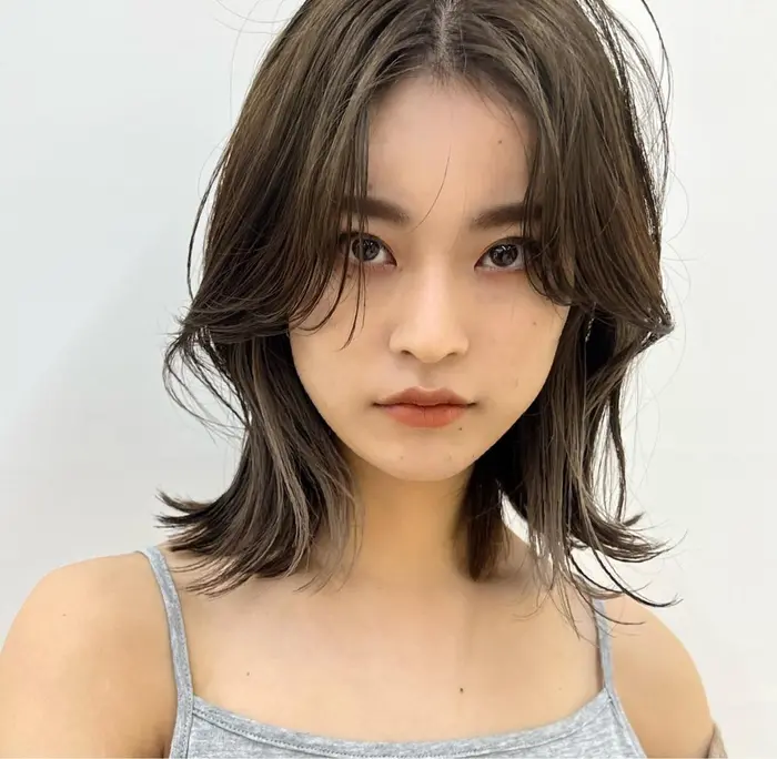 伸ばしかけの前髪でかわいく変身？！小顔効果も抜群なレイヤーミディヘア美的.com