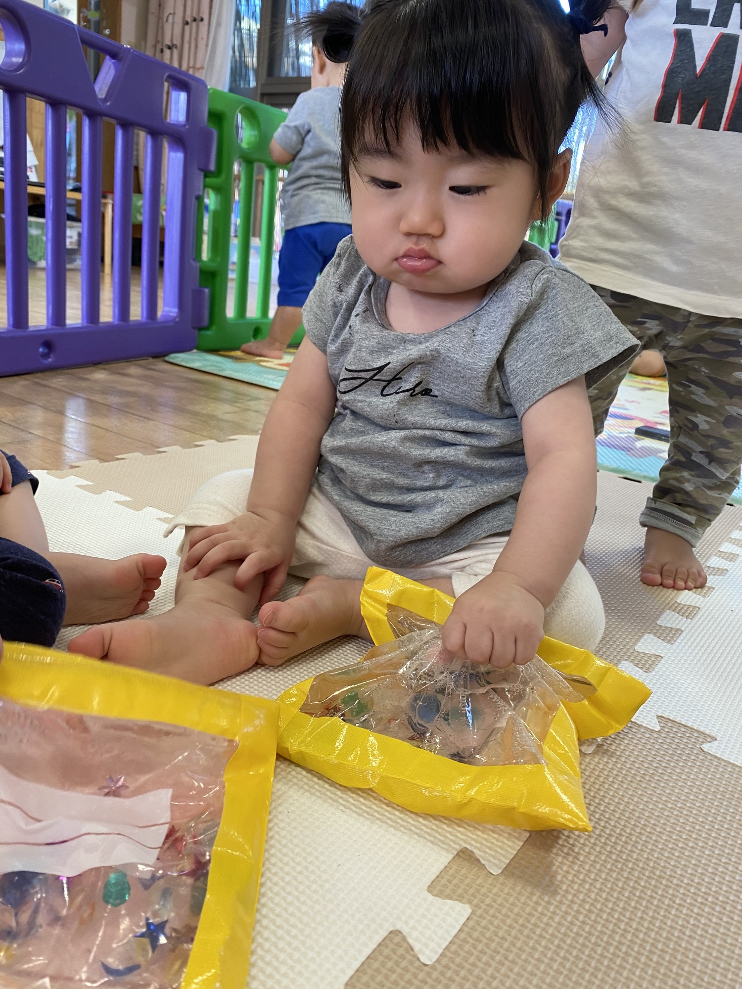 壁面遊び☆ 手首をひねる遊びやひっかけて遊ぶことを楽しめる手作りおもちゃです😊S字フックやウッドリングをかけて遊ぶことも子ども達に人気の遊びです。いくつつなげることができるかな？遊びのアイディア 乳児 乳児クラス遊び 1歳 2 歳 保育 保育室保育教材 療育