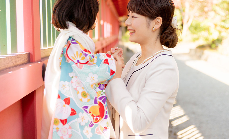 ぽっちゃりママの七五三コーデ画像│お参りや家族写真にふさわしい母親の服装マナーとはアリノマのヒント