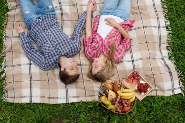芝生でお昼寝😴国際カップル年上彼氏なでなで腕枕芝生昼寝デートほのぼのイケおじTikTok