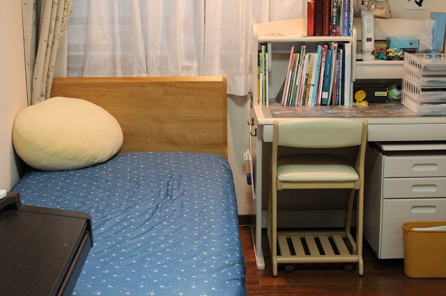 4畳半の子供部屋① 兄に続き、小３娘にも個室を。ベッド、机、本棚、タンス 狭いスペースにあらゆる家具をどう置く？～「ロフトベッド」という手段 -働く母。両立メモ