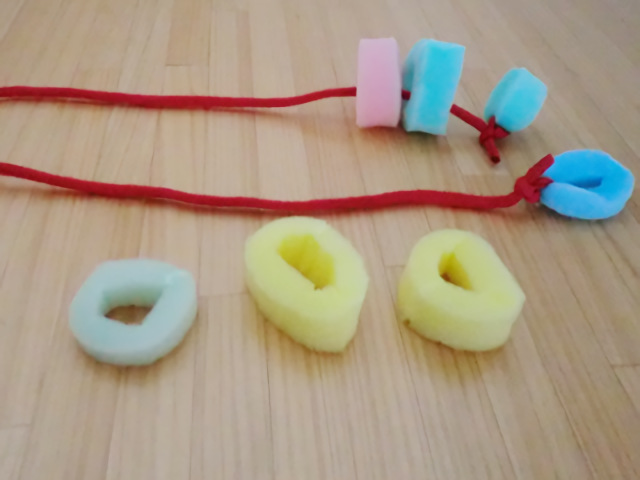 アレンジいろいろひも通し〜指先を使って楽しむ手作りおもちゃ〜保育と遊びのプラットフォーム ほいくる