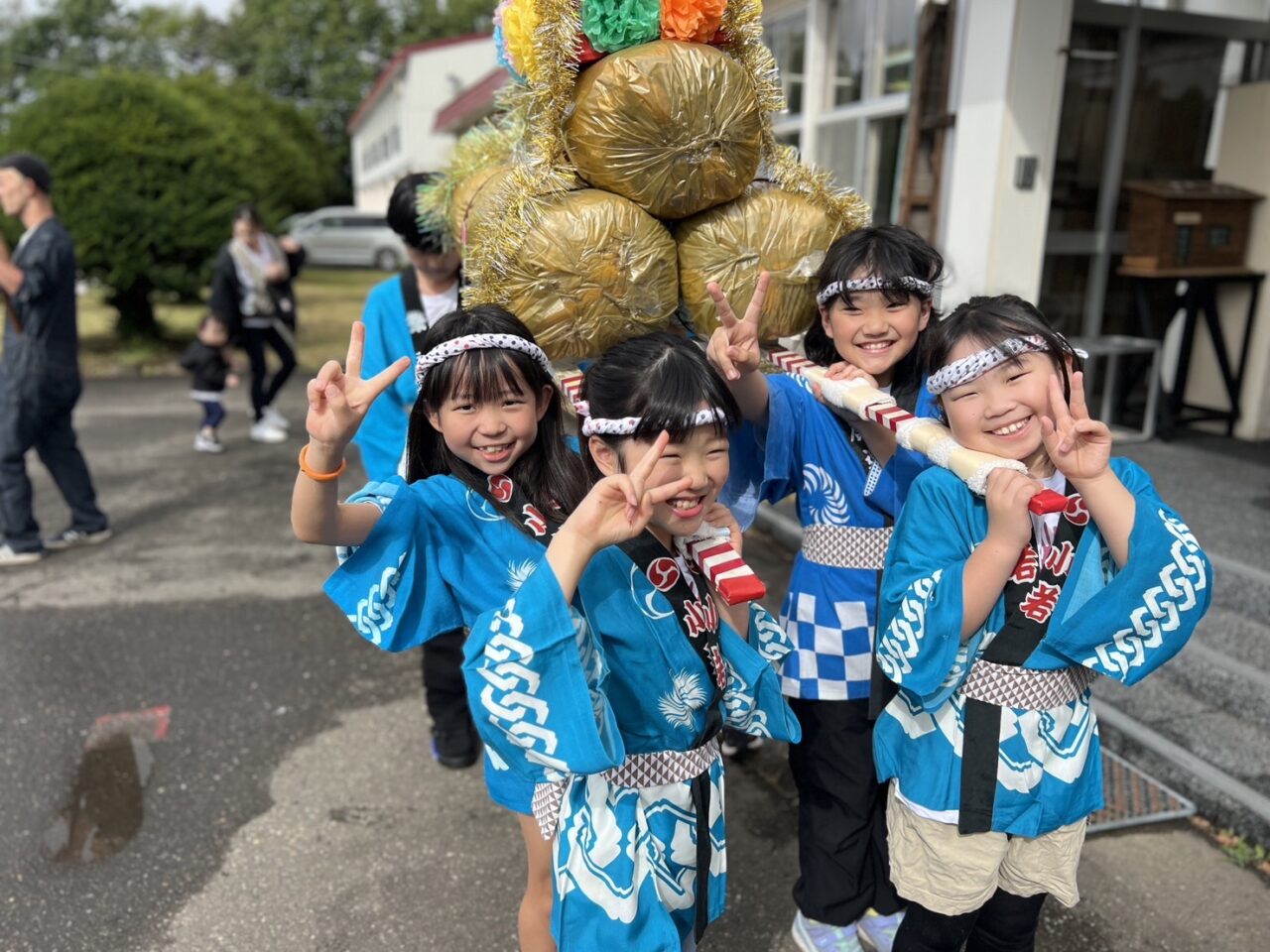 雨の中をこども神輿が町内を巡行
