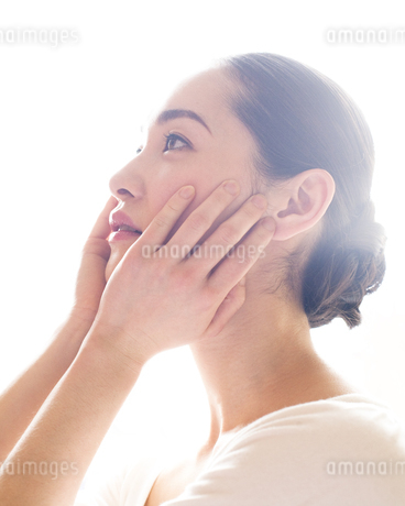 顔を触る心理になるのはなぜ?相手の仕草で思いを読み取ろう!青山の結婚相談所なら男の婚活マリッヂ東京