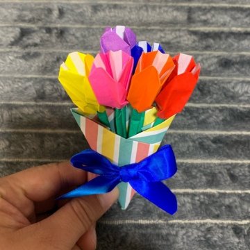 敬老の日製作✂️ 紙テープで花を表現しました！ 紙テープで使った花びらの回りの花もシール貼りで自由に貼ります👦 みんな違った花束が出来て楽しそうですね👌. 保育士の補助の仕方にもよりますが、 3歳児〜出来そうですね😊 保育 保育士 保育園 保育園製作 手作り