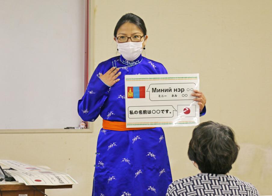 独特な民族衣装を身にまとった20世紀初頭の美しきモンゴルの女性たち