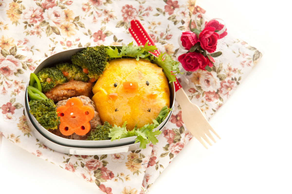 お弁当にぴったりなオムライスレシピ幼稚園弁当にも！かわいくておしゃれなオムライスの作り方と野菜の簡単付け合わせHugKum はぐくむ