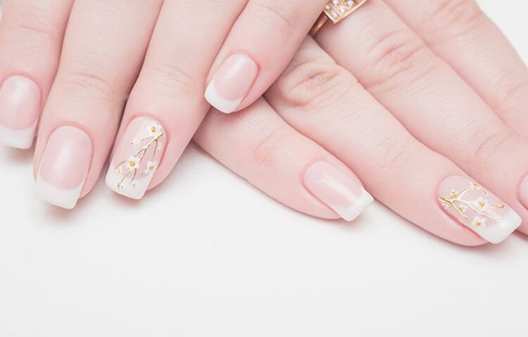 結婚式のお呼ばれネイルのマナーは？避けた方がよいデザインや相応しい色・種類を解説コラムアトリエはるか公式サイト