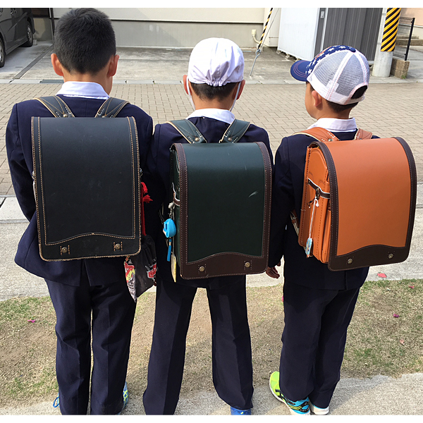 手をつないで歩く日本の小学生の兄弟 - ランドセルのストックフォトや画像を多数ご用意 - ランドセル, 小学生, 日本 - iStock